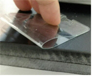 파손되더라도 파편이 유리를 감싸고 있는 레이어 안에 보존돼 안전사고를 방지해주는 보호필름들이 등장하고 있습니다.  한국 벨킨 제공